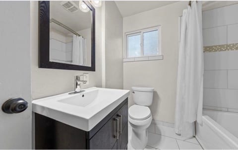 Cozy 4BR Retreat | Ski + Lake | Family Friendly image 4
