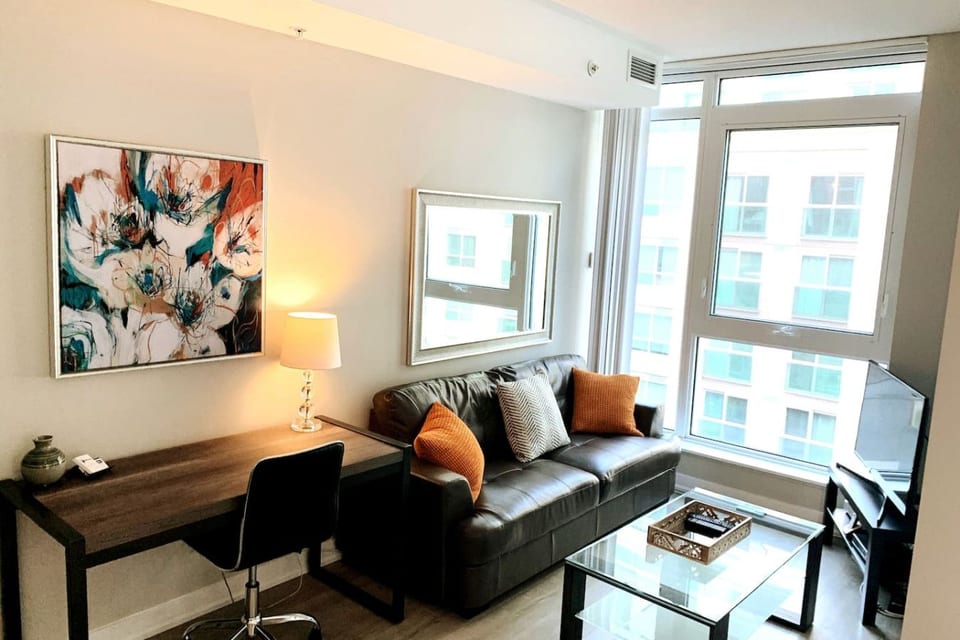 Executive Downtown 1BR | Dedicated Workspace - Toronto