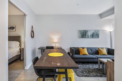 Downtown Toronto 1BR | Balcony, Fibre WiFi & Gym