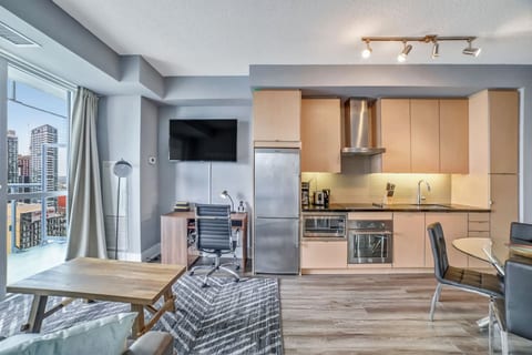 Downtown Toronto 1BR | Lake Views near CN Tower