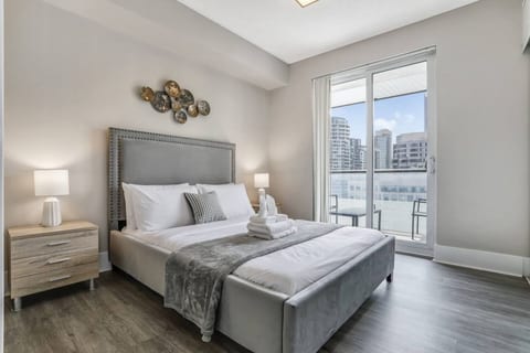 Executive Downtown 3BR | Prime Front St W