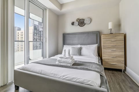 Executive Downtown 3BR | Prime Front St W