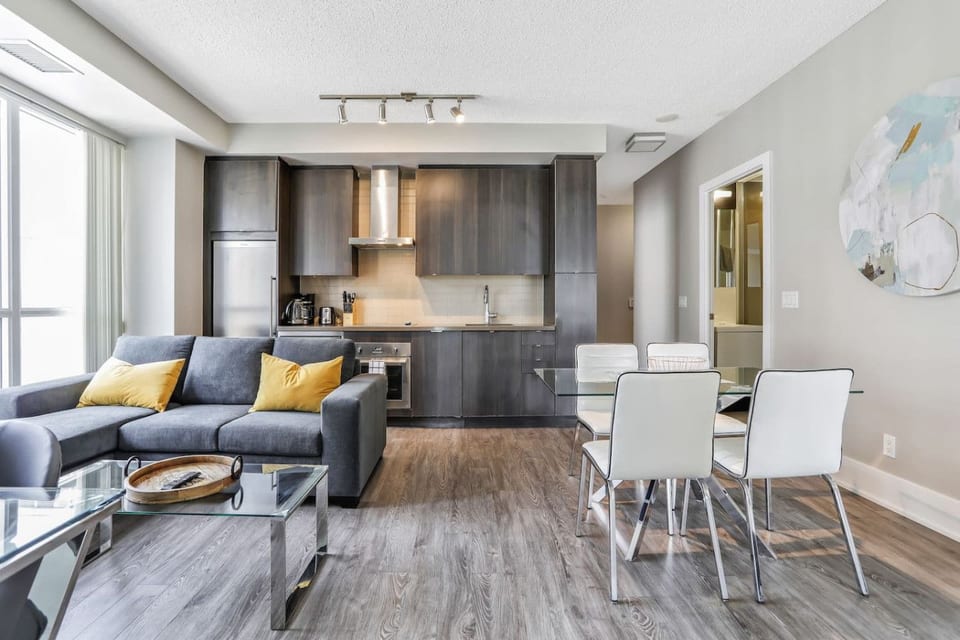 Executive Downtown 3BR | Prime Front St W - Toronto