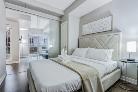 Downtown Toronto 1BR | Workspace, Walk Everywhere