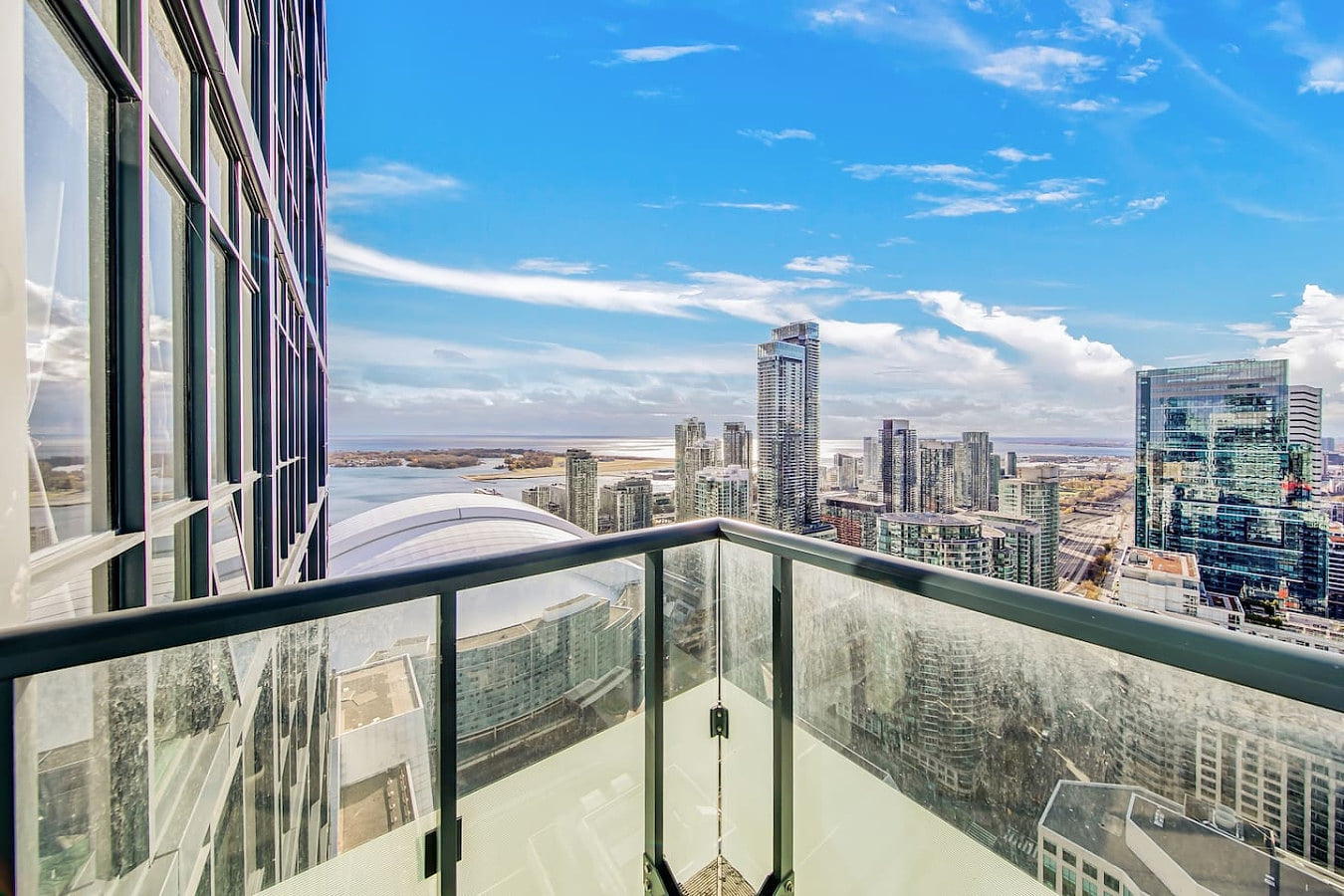 Downtown Toronto 2BR/2BA | Lake View | Workspace
