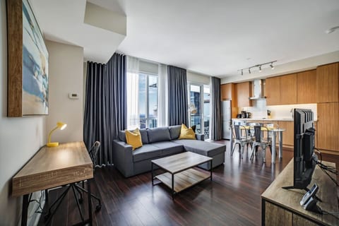 Downtown Toronto 1BR Balcony & Workspace 300 Front