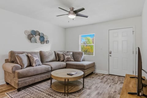 South Tampa Retreat | Pool, King Bed & Jacuzzi Tub