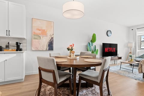 3BR T/Home · WEM & Downtown · Sleeps 6 + Parking image 3