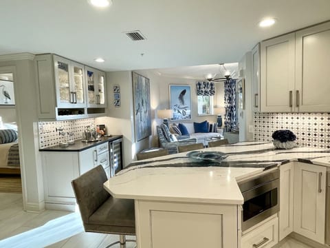 SECOND WIND-2/2 Where Luxury meets Relaxation ON THE BEACH w/htd pool & GolfCart