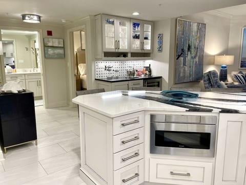 SECOND WIND-2/2 Where Luxury meets Relaxation ON THE BEACH w/htd pool & GolfCart