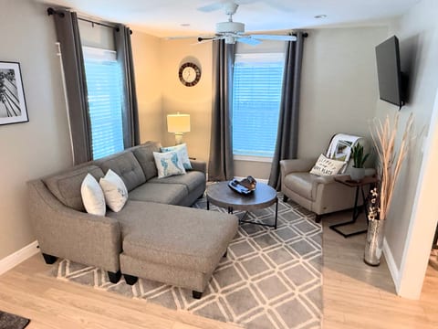 Near Beach & Downtown | Sleeps 8 | 2 Full Baths