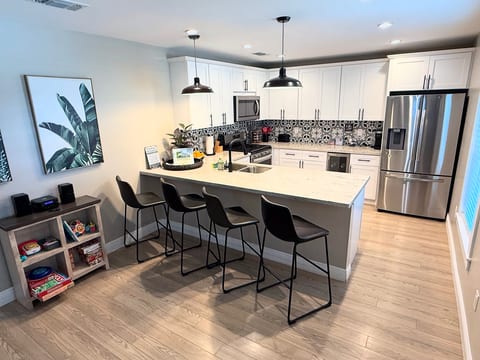 Near Beach & Downtown | Sleeps 8 | 2 Full Baths