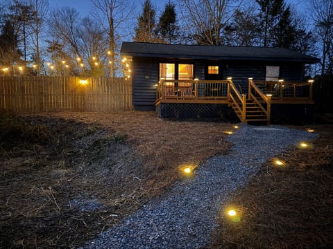 Near Fun:Hot Tub, Fenced Yard, Easy Dr & Breakfast image 3