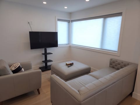 Contemporary 2-Bedroom Executive Townhouse | Downtown Vancouver