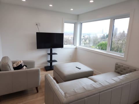 Contemporary 2-Bedroom Executive Townhouse | Downtown Vancouver