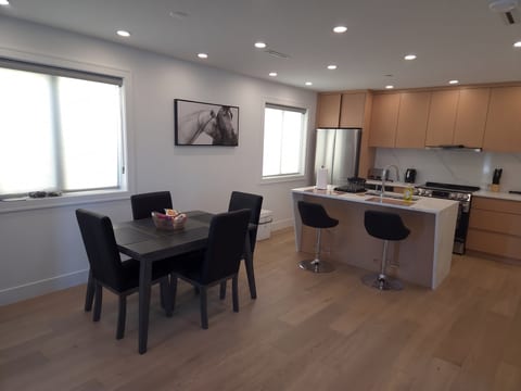 Contemporary 2-Bedroom Executive Townhouse | Downtown Vancouver