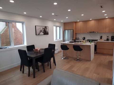 Contemporary 2-Bedroom Executive Townhouse | Downtown Vancouver