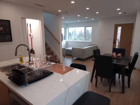 Contemporary 2-Bedroom Executive Townhouse | Downtown Vancouver