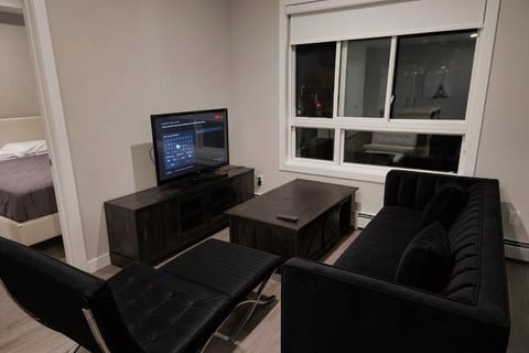 Urban Luxe 2-Bedroom Townhouse | Downtown Vancouver