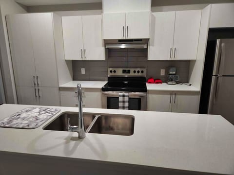 Urban Luxe 2-Bedroom Townhouse | Downtown Vancouver