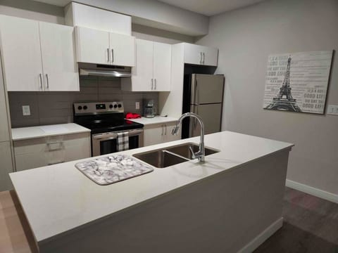 Urban Luxe 2-Bedroom Townhouse | Downtown Vancouver
