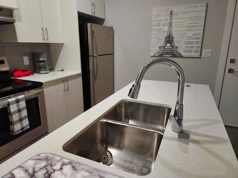 Urban Luxe 2-Bedroom Townhouse | Downtown Vancouver