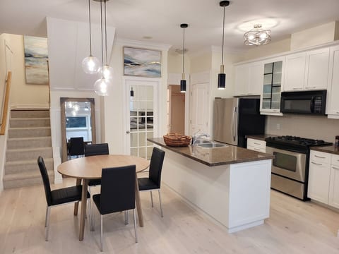 Downtown Modern 2-Bedroom Retreat | Vancouver
