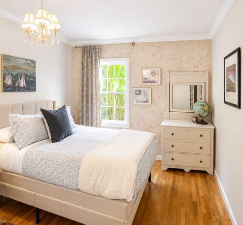 Cozy romantic peaceful
Bedroom w queen bed and view of the lush tropical garden