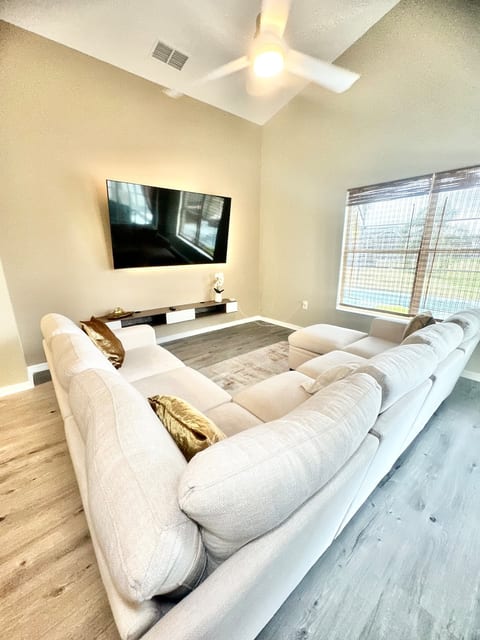 3 Bed Pool Escape & Gameroom Close to Disney image 2