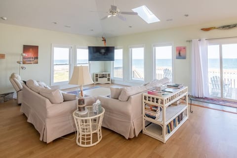 Laughing Pelican - Direct oceanfront. Amazing views! Huge decks, hot tub!