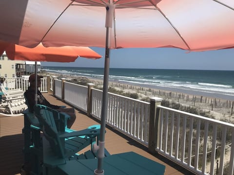 Laughing Pelican - Direct oceanfront. Amazing views! Huge decks, hot tub!