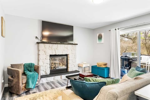 Inviting living room with a stylish dining area at the back and a handy coffee & tea station on the side—ideal for relaxing, entertaining, or sharing memorable moments.