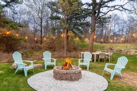 Unwind by the fire pit under the stars (bring your own wood) and savor al fresco dining for 6. A perfect outdoor escape—just note, rain may cause temporary flooding.