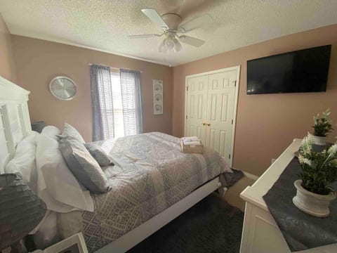 Cozy Pensacola Cottage | 10 Min to Downtown