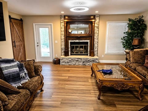 Lake Eufaula Getaway | Pool Table & Game Room