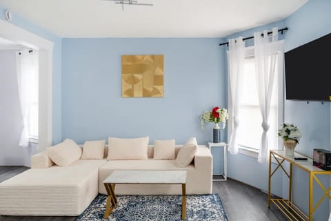 Promo Deal! Cozy Buffalo Stay near Niagara Falls