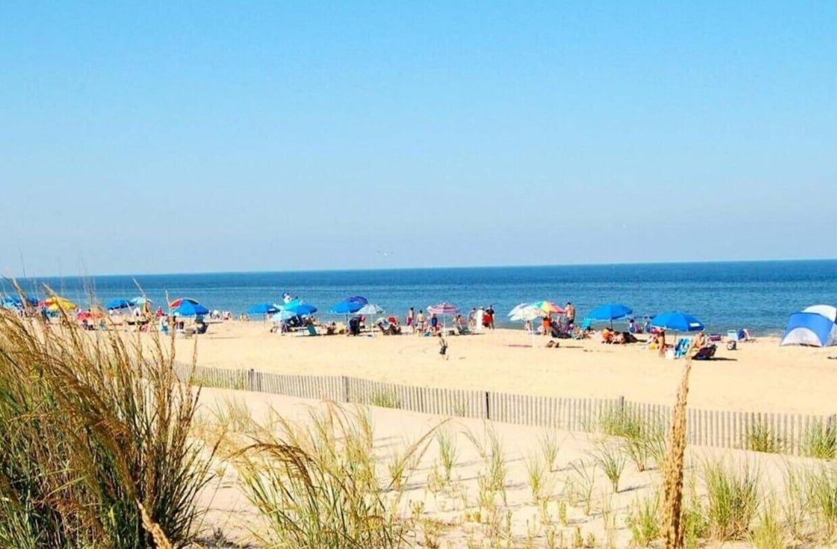 1.5 Block walk to the beach