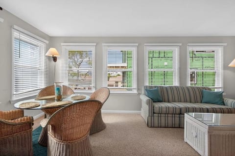 Bright Bay-View Sunroom Retreat and/or Office