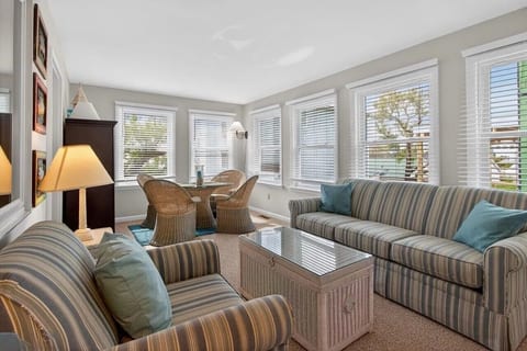 Spacious Pet-Friendly 4BR/4BA, Bay Views Sleeps 10