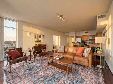 Stylish 2BR in Cleveland Balcony Gym Parking