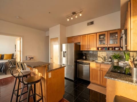 Stylish 2BR in Cleveland Balcony Gym Parking