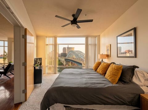 Stylish 2BR in Cleveland Balcony Gym Parking