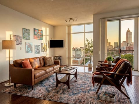 Stylish 2BR in Cleveland Balcony Gym Parking