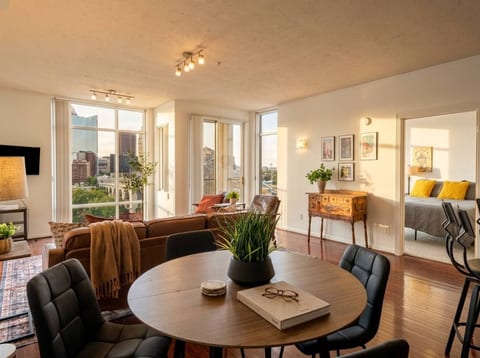 Stylish 2BR in Cleveland Balcony Gym Parking