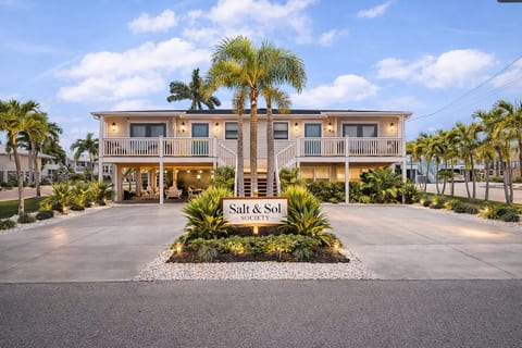 Costa | 2BR + Hot Tub | 2 Blocks to Beach