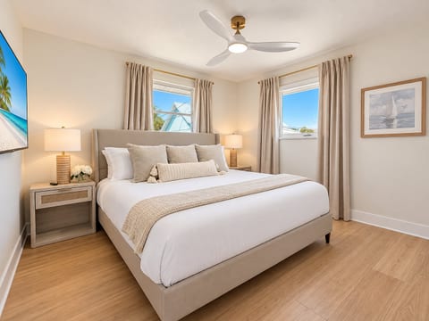 SOL: Hot Tub. Walk to Beach. King Beds. Sleep 6.