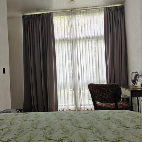 From the bed, this is the view you have during the day with the curtains that allow light to pass through. The room has air conditioning.