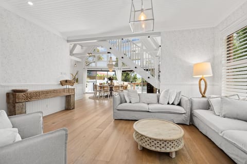 Freshie Pearl Retreat – Beachside Luxury & Sunsets image 4