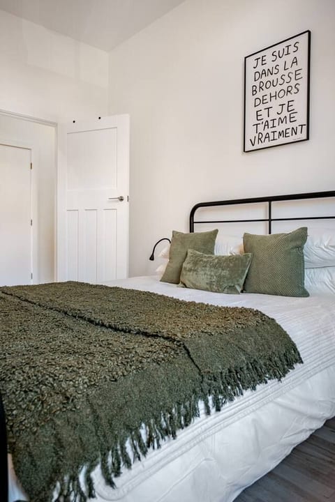 Leeds historic mill apartment with gated parking
