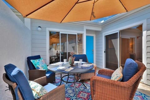 Private courtyard patio with dining for 4.